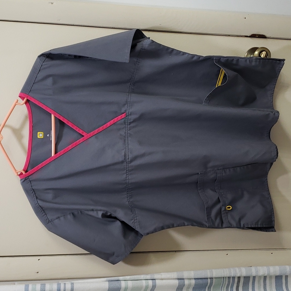 XL Wonder Wink Grey/Hot Pink Scrub Top